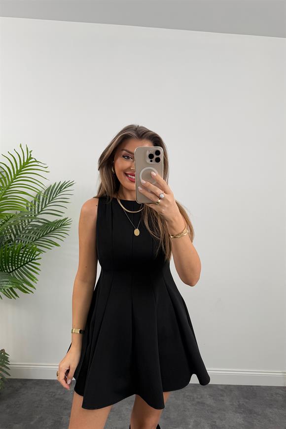 Marka Model Lüx Kumaş Volümlü Kloş Elbise Siyah