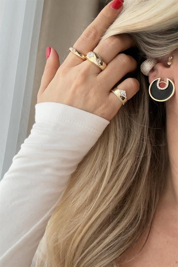 Marka Model Mineli Siyah Küpe