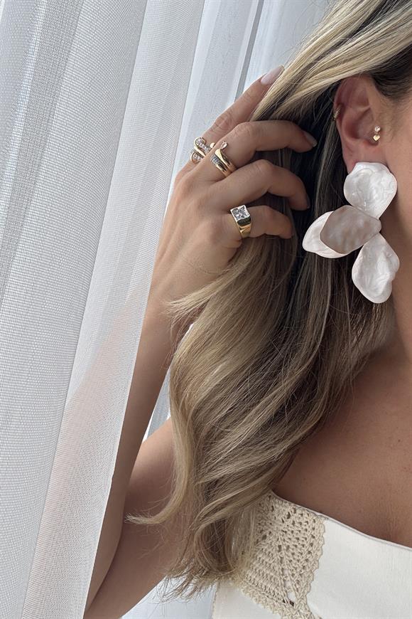 Marka Model Sedefli Çiçek Küpe