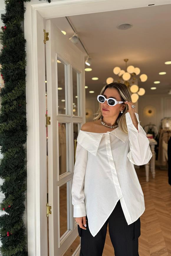 Marka Model Yaka Detaylı Tasarım Beyaz Gömlek