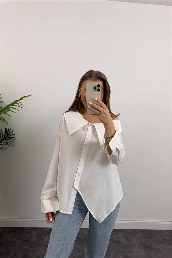 Marka Model Yaka Detaylı Tasarım Beyaz Gömlek