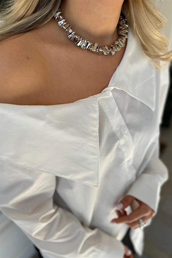 Marka Model Yaka Detaylı Tasarım Beyaz Gömlek