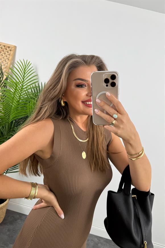 Massi Model İpek Merserize Yırtmaçlı Sıfır Kol Triko Elbise Kahverengi