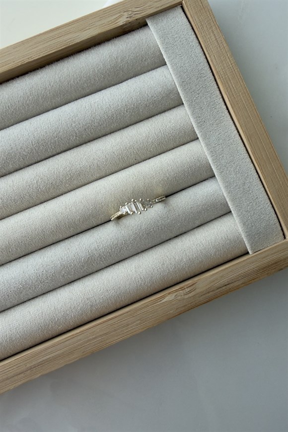 Özel Seri Ortası Sıralı Baget Taşlı Yüzük