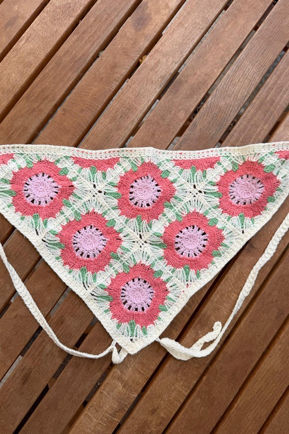 Pembe Çiçek Motifli Üçgen Bandana