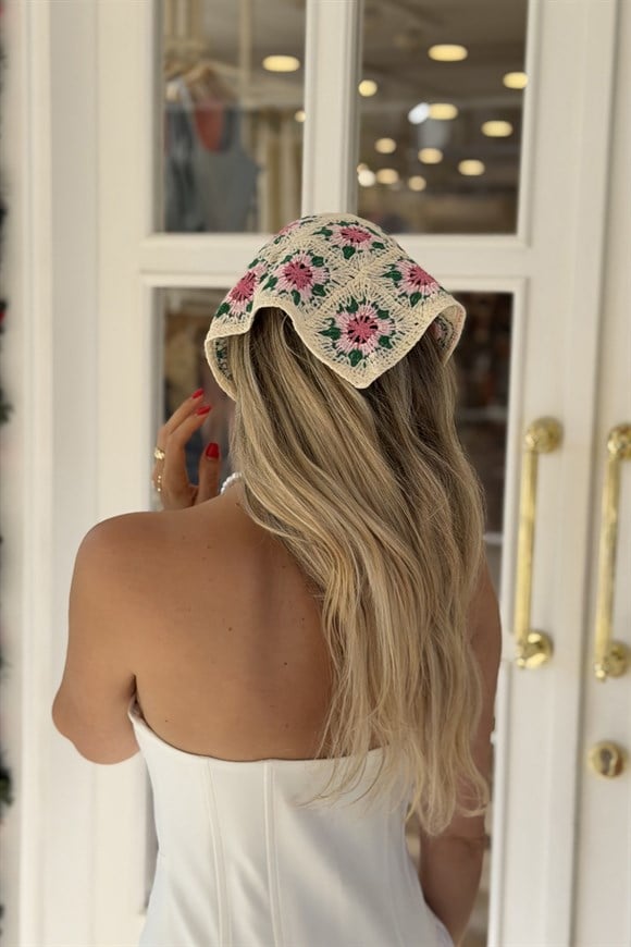 Pembe Çiçek Motifli Üçgen Bandana
