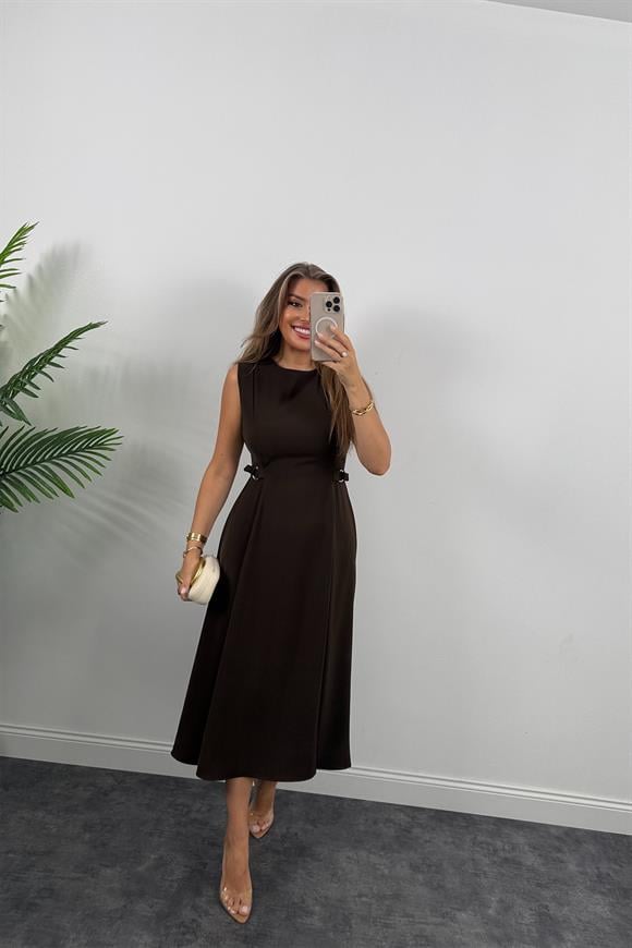 Premium Seri Beli Tokalı Parçalı Midi Kloş Elbise Acı Kahve