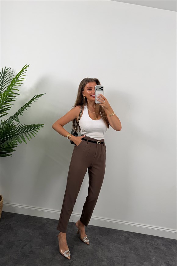 Premium Seri Double Kumaş Pensli Kemerli Havuç Pantolon Koyu Kahve
