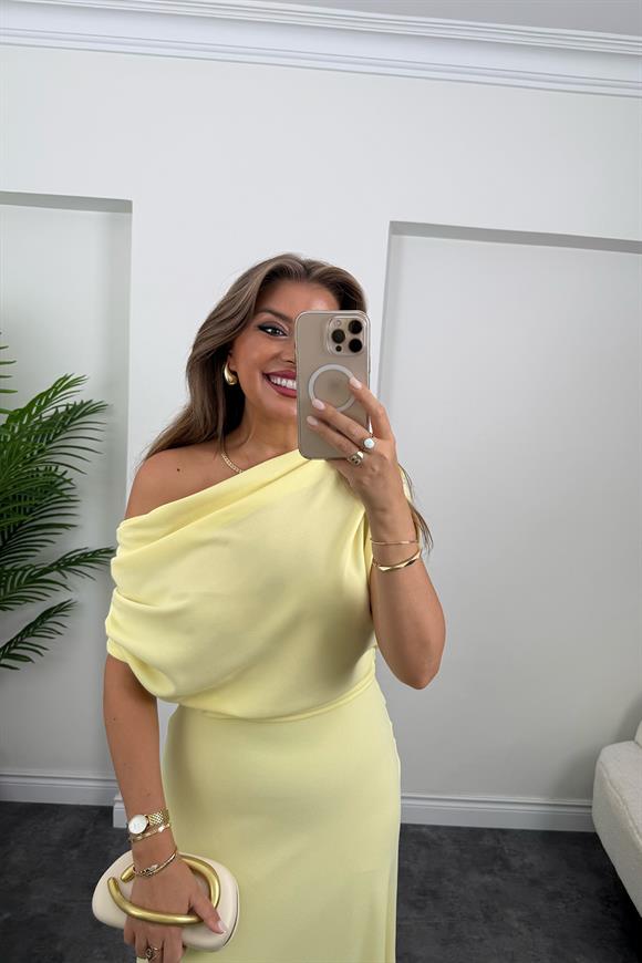 Premium Seri Düşük Omuz Drapeli Asimetrik Elbise Butter Yellow Sarı
