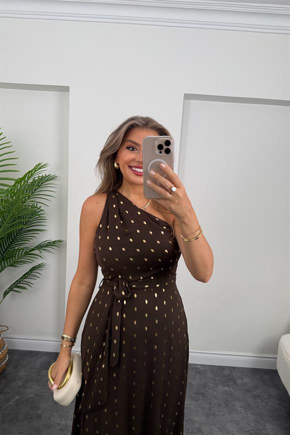 Premium Seri Gold Puantiyeli Tek Omuz Maxi Şifon Elbise Acı Kahve