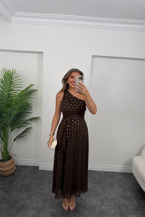 Premium Seri Gold Puantiyeli Tek Omuz Maxi Şifon Elbise Acı Kahve