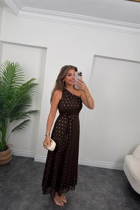 Premium Seri Gold Puantiyeli Tek Omuz Maxi Şifon Elbise Acı Kahve