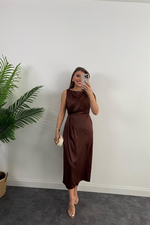 Premium Seri İpek Saten Drapeli Düz Renk Midi Elbise Kahverengi
