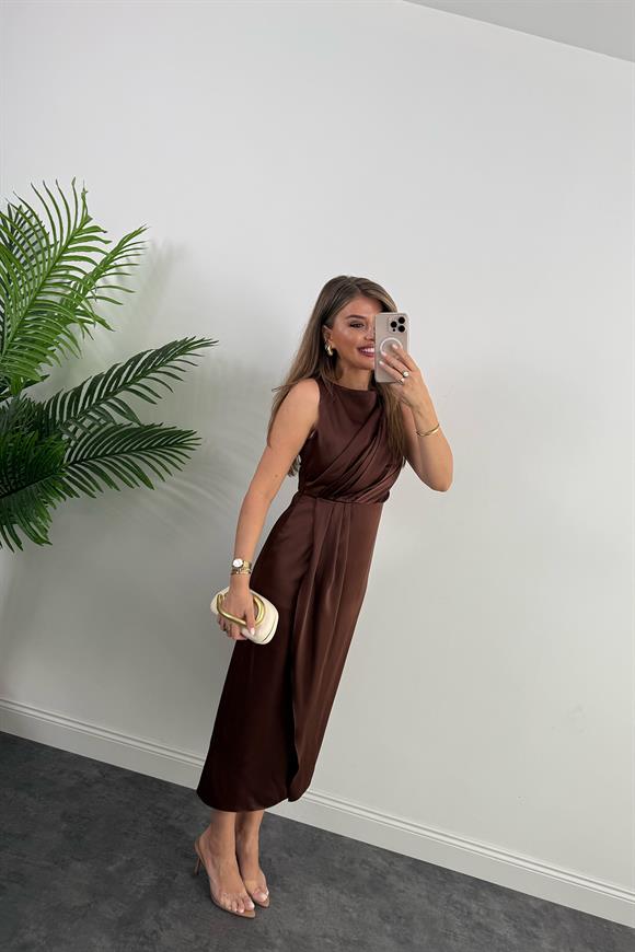 Premium Seri İpek Saten Drapeli Düz Renk Midi Elbise Kahverengi