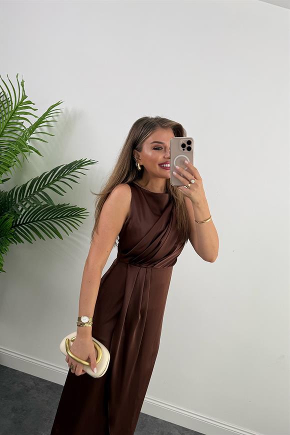 Premium Seri İpek Saten Drapeli Düz Renk Midi Elbise Kahverengi