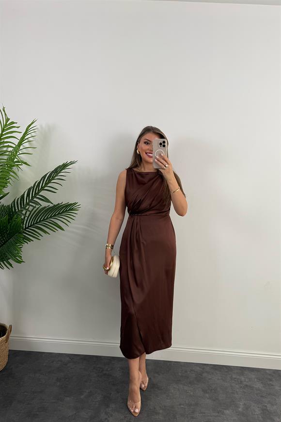 Premium Seri İpek Saten Drapeli Düz Renk Midi Elbise Kahverengi