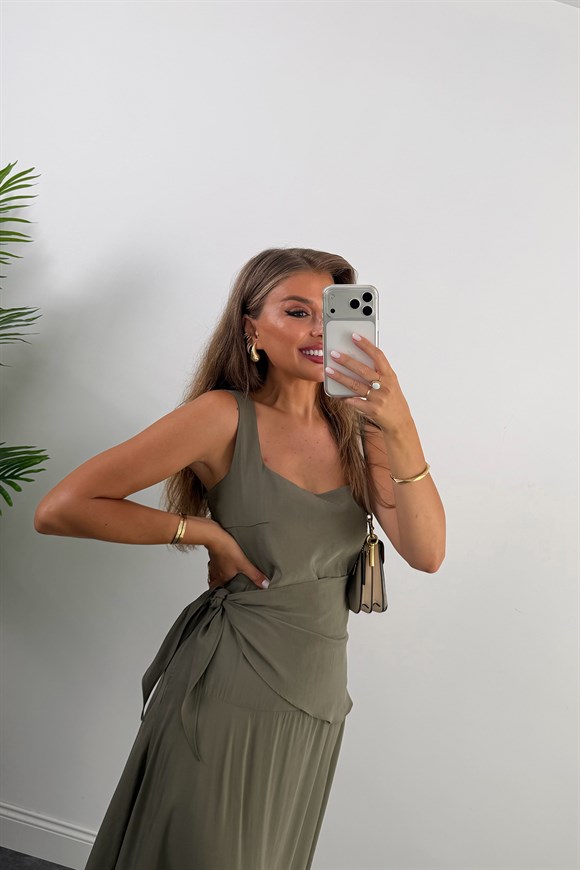 Premium Seri Kare Yaka Beli Fularlı Midi Boy Tensel Elbise Haki