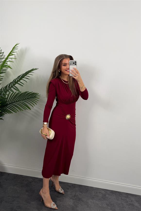 Premium Seri Likralı Drapeli Uzun Kol Gold Aksesuarlı Elbise Bordo