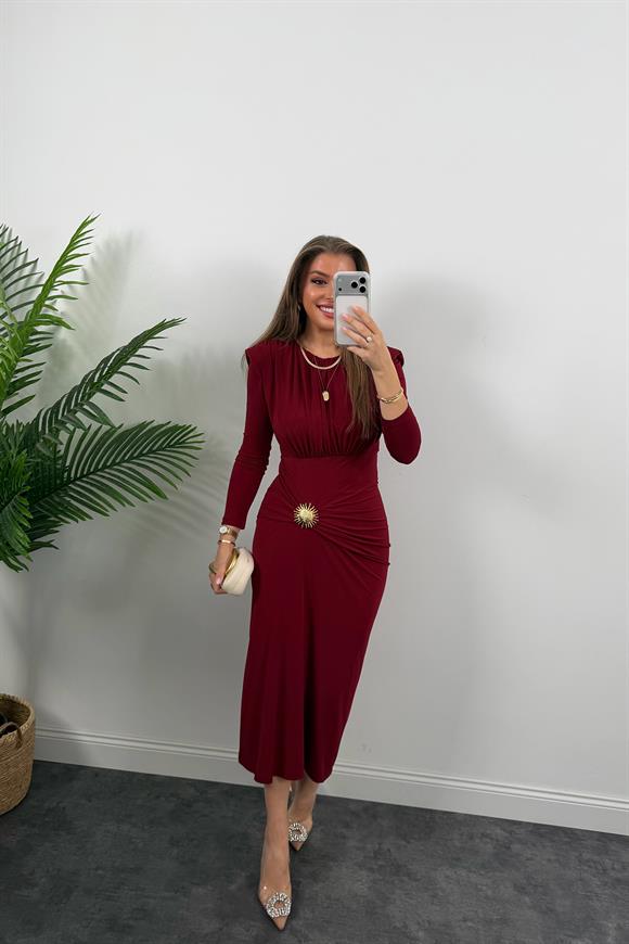 Premium Seri Likralı Drapeli Uzun Kol Gold Aksesuarlı Elbise Bordo