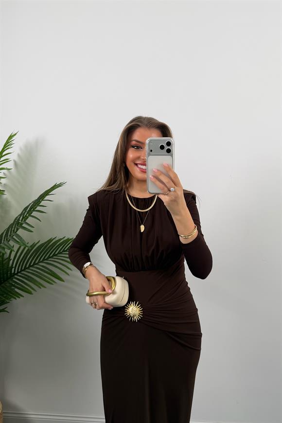 Premium Seri Likralı Drapeli Uzun Kol Gold Aksesuarlı Elbise Acı Kahve
