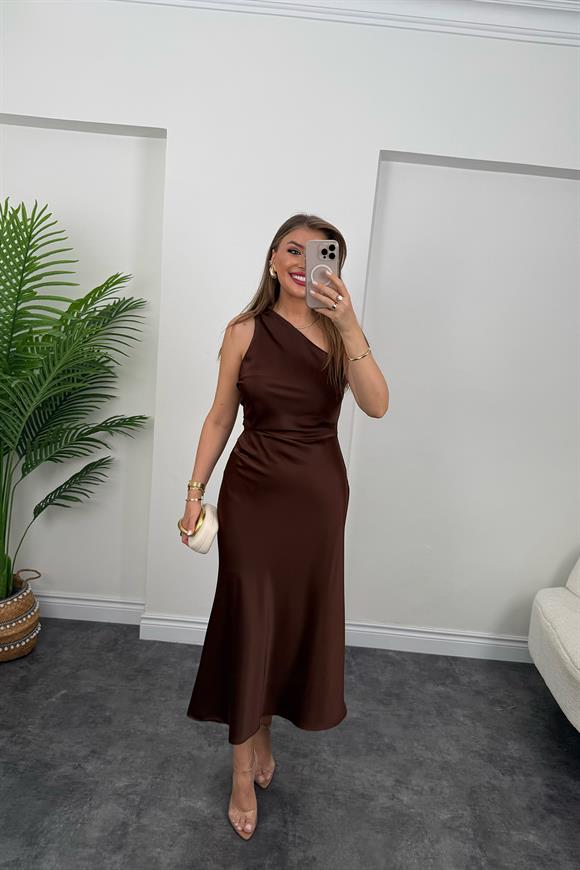 Premium Seri Tek Omuz Saten Maxi Elbise Kahverengi