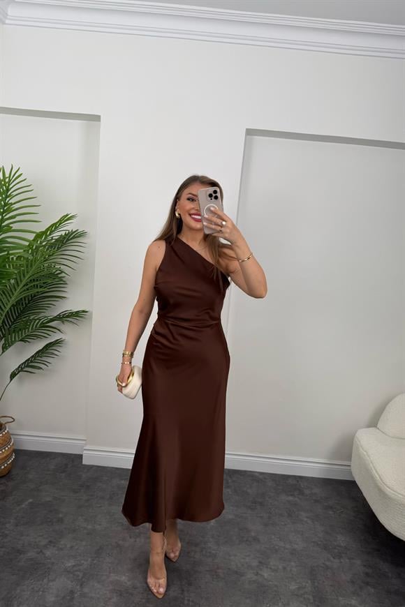 Premium Seri Tek Omuz Saten Maxi Elbise Kahverengi