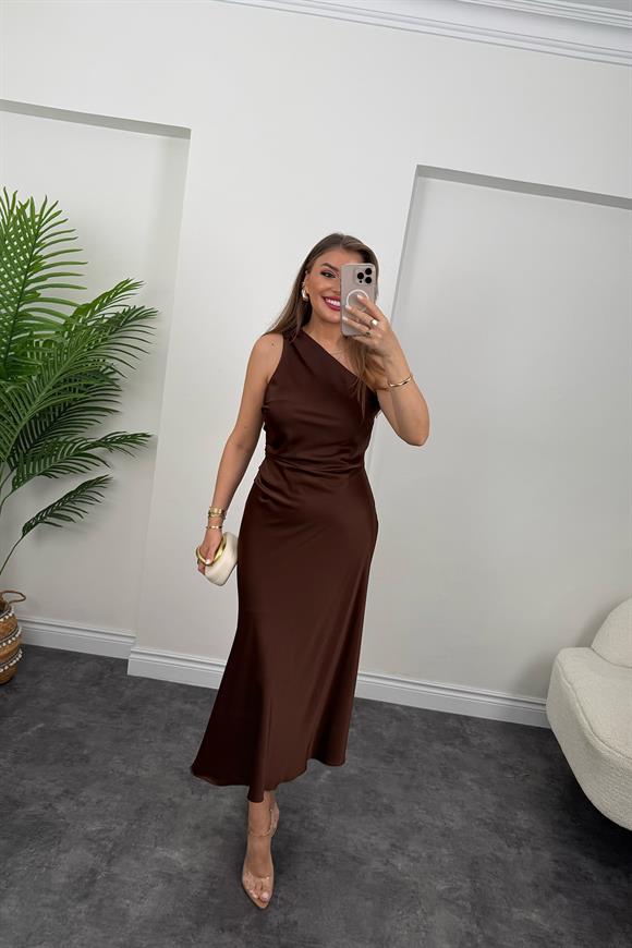 Premium Seri Tek Omuz Saten Maxi Elbise Kahverengi