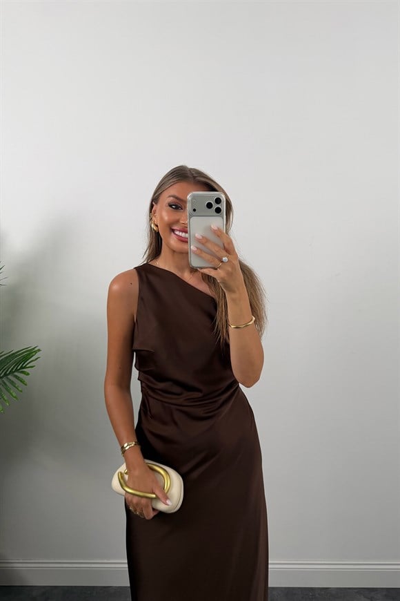 Premium Seri Tek Omuz Saten Maxi Elbise Kahverengi   