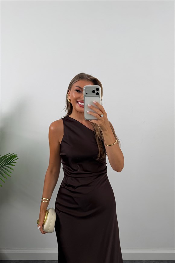 Premium Seri Tek Omuz Saten Maxi Elbise Kahverengi   
