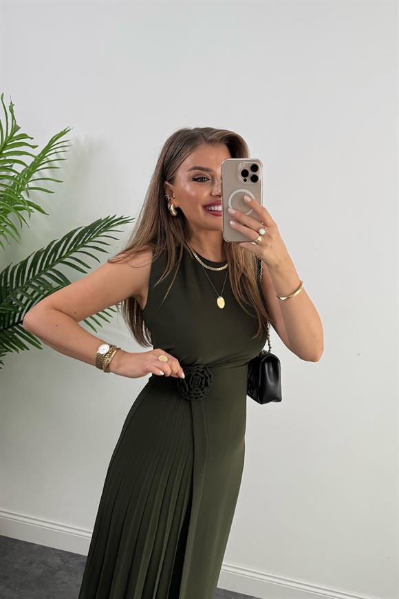 Premium Seri Yanı Pileli Gül Broşlu Midi Boy Tasarım Elbise Haki