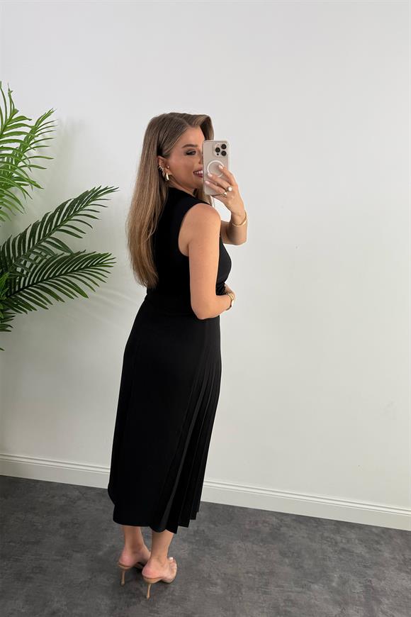 Premium Seri Yanı Pileli Gül Broşlu Midi Boy Tasarım Elbise Siyah