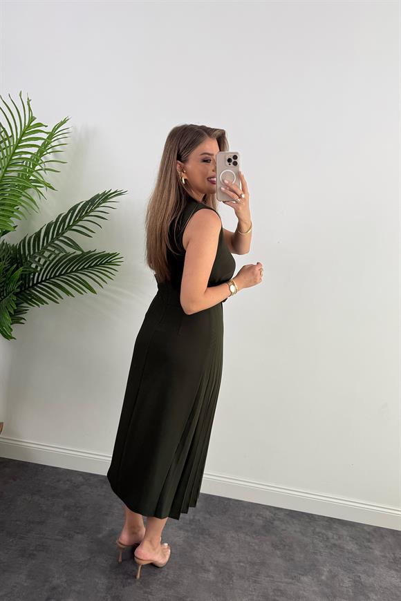 Premium Seri Yanı Pileli Gül Broşlu Midi Boy Tasarım Elbise Haki