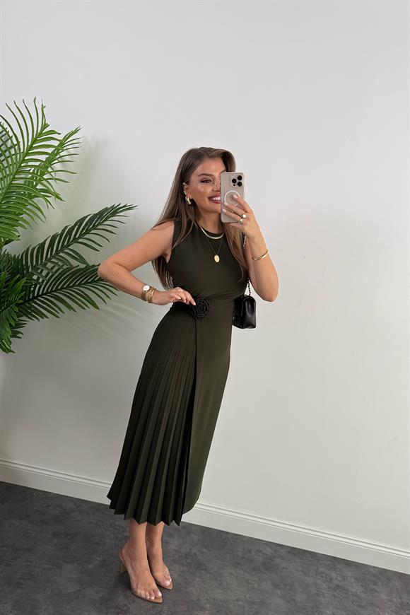 Premium Seri Yanı Pileli Gül Broşlu Midi Boy Tasarım Elbise Haki