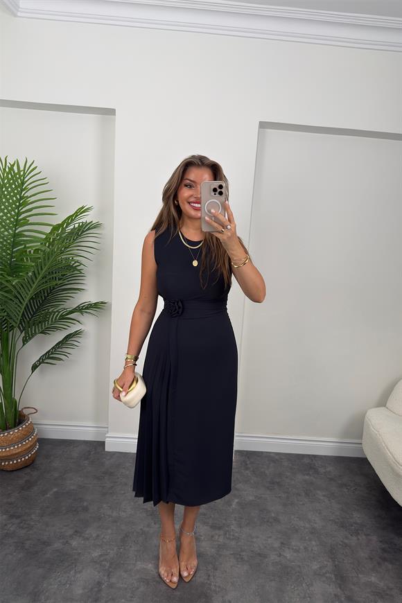 Premium Seri Yanı Pileli Gül Broşlu Midi Boy Tasarım Elbise Lacivert
