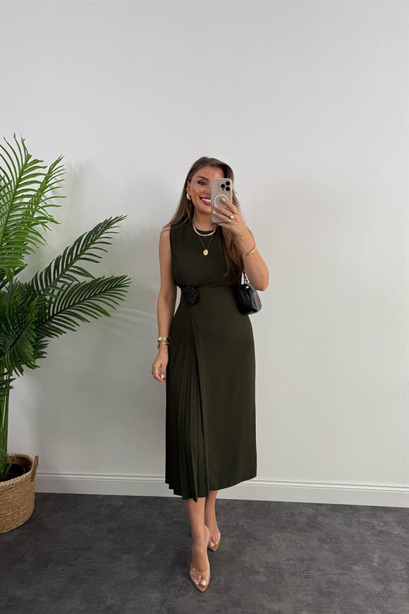 Premium Seri Yanı Pileli Gül Broşlu Midi Boy Tasarım Elbise Haki