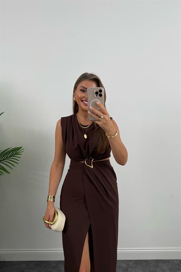 Premium Seri Yanları Dekolteli Gold Aksesuarlı Midi Elbise Kahve