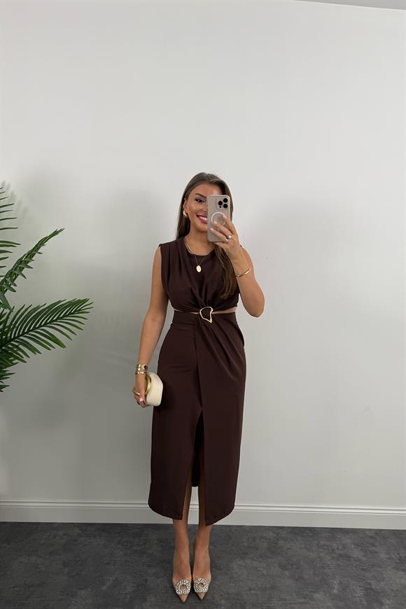 Premium Seri Yanları Dekolteli Gold Aksesuarlı Midi Elbise Kahve