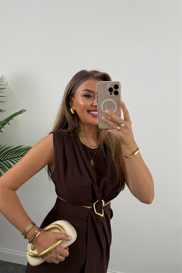 Premium Seri Yanları Dekolteli Gold Aksesuarlı Midi Elbise Kahve