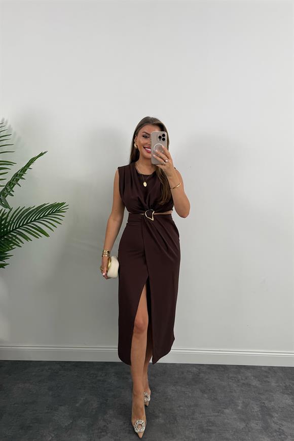 Premium Seri Yanları Dekolteli Gold Aksesuarlı Midi Elbise Kahve