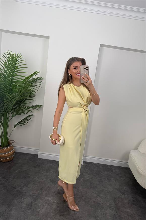 Premium Seri Yanları Dekolteli Gold Aksesuarlı Midi Elbise Sarı