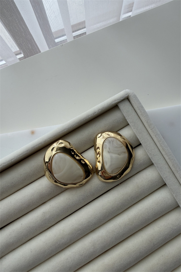 Reçine Detay Gold Asimetrik Küpe(Krem)