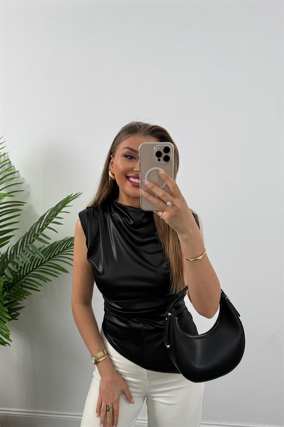 Saten Görünümlü Drapeli Asimetrik Mumlu Bluz Siyah
