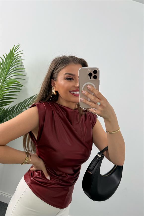 Saten Görünümlü Drapeli Asimetrik Mumlu Bluz Bordo