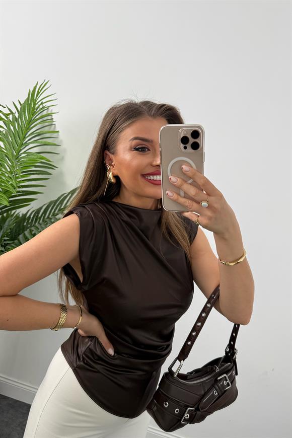 Saten Görünümlü Drapeli Asimetrik Mumlu Bluz Acı Kahve