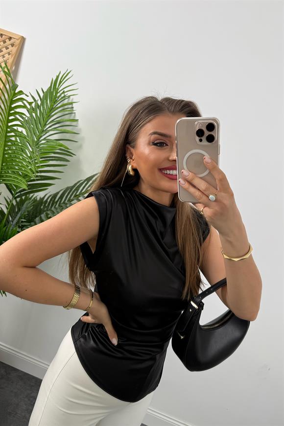 Saten Görünümlü Drapeli Asimetrik Mumlu Bluz Siyah