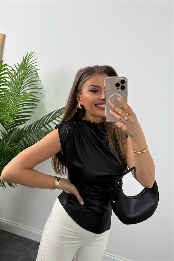 Saten Görünümlü Drapeli Asimetrik Mumlu Bluz Siyah