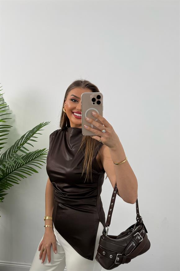 Saten Görünümlü Drapeli Asimetrik Mumlu Bluz Acı Kahve