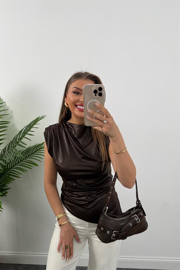 Saten Görünümlü Drapeli Asimetrik Mumlu Bluz Acı Kahve