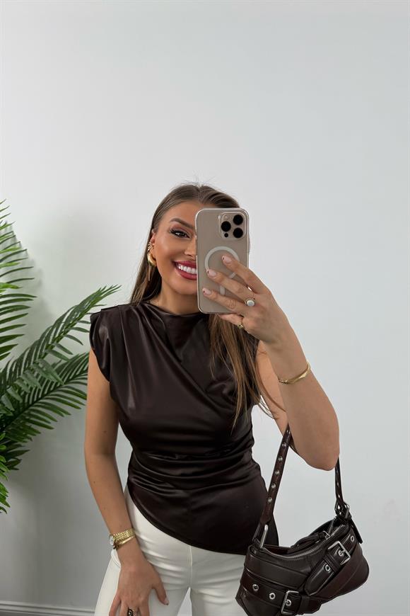 Saten Görünümlü Drapeli Asimetrik Mumlu Bluz Acı Kahve