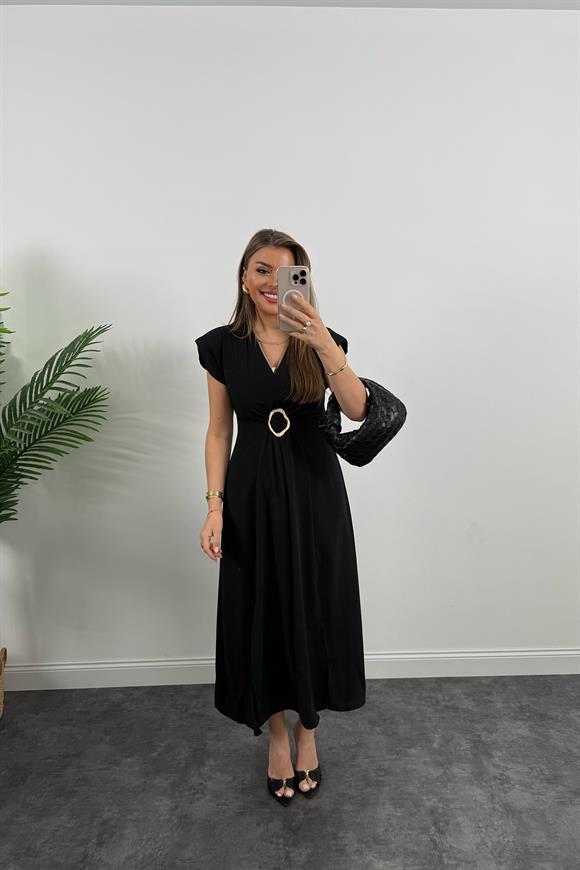 Vatkalı Çift Yırtmaçlı Gold Aksesuarlı Midi Boy Dökümlü Elbise Siyah